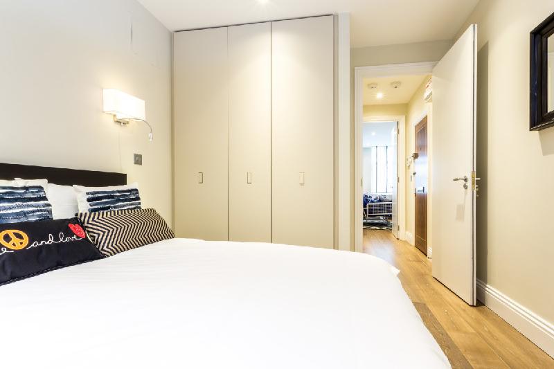 The Oxford Street Retreat - Modern 3BDR in 2 Apartments - image 2