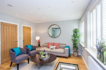 The Escalier Mews - Stunning 3BDR Mews Home Flooded with Natural Light