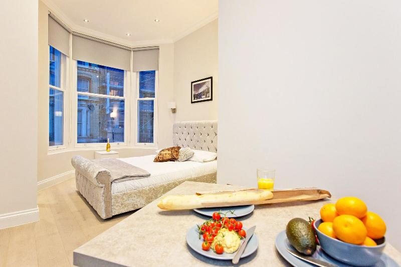 Modern 1 bed flat in Kensington (Flat 7) - main image
