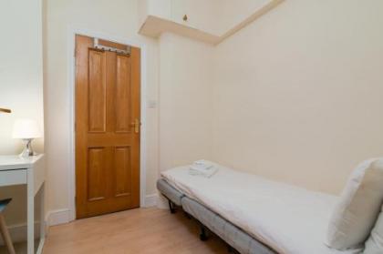Homely Apartment near Olympia London for up to 5 guests! - image 12