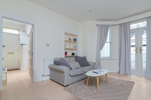 Homely Apartment near Olympia London for up to 5 guests! - image 2