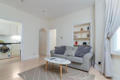 Homely Apartment near Olympia London for up to 5 guests! - image 6