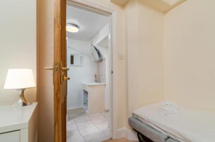 Homely Apartment near Olympia London for up to 5 guests! - image 9