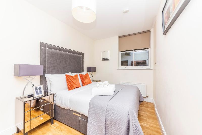 Bright 3 Bedroom Apartment in Hammersmith - image 3