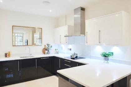 Exquisite Two Bedroom Apartment By The Thames - image 12