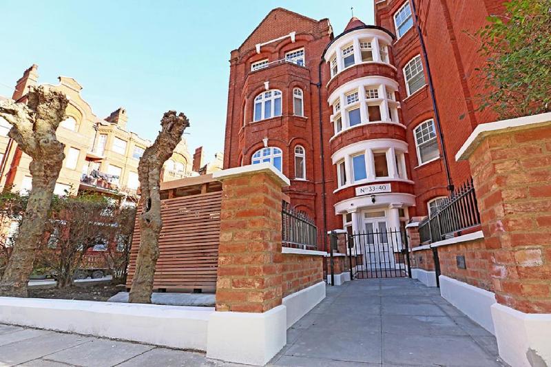 Bright Three Bedroom Apartment in Hammersmith - 37 - image 2