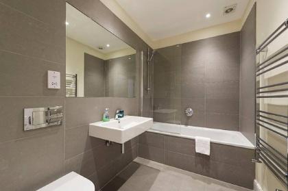 Bright Three Bedroom Apartment in Hammersmith - 37 - image 8