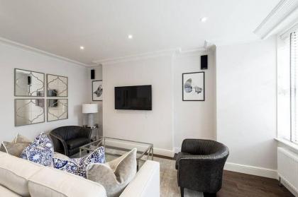 Designer 3 Bed Apartment with Balcony - 140 London 