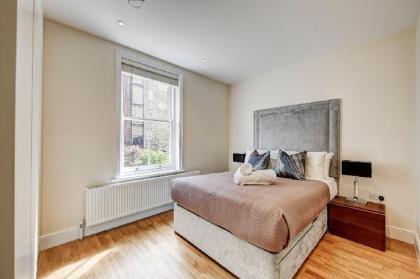Modern Three Bedroom Apartment in Hammersmith in London
