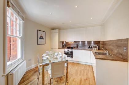 Modern Three Bedroom Apartment in Hammersmith - image 11