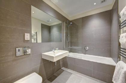Modern Three Bedroom Apartment in Hammersmith - image 16