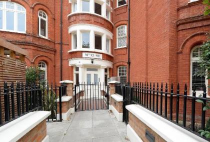 Modern Three Bedroom Apartment in Hammersmith - image 8