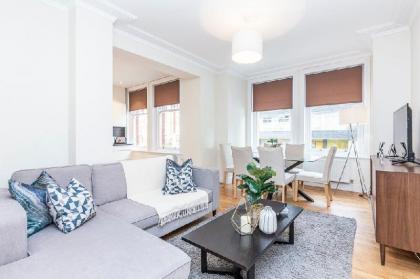 Modern Three Bedroom Apartment in Hammersmith - image 1