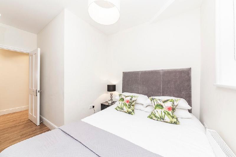 Modern Three Bedroom Apartment in Hammersmith - image 2