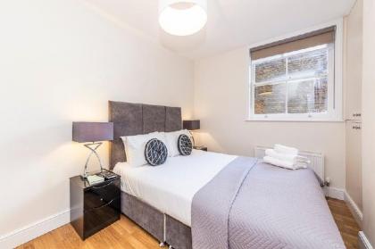 Modern Three Bedroom Apartment in Hammersmith - image 9