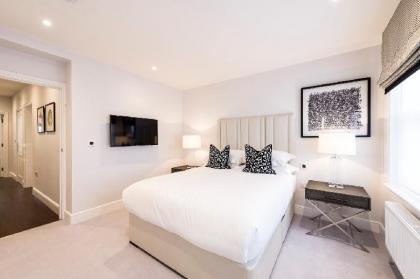 Light and Airy Central Three Bed Flat - image 2