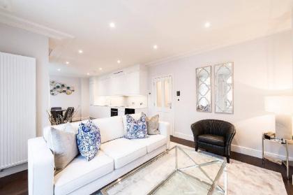 Light and Airy Central Three Bed Flat - image 3