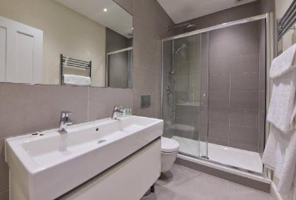 Modern Three Bedroom Apartment in Hammersmith -29 - image 12