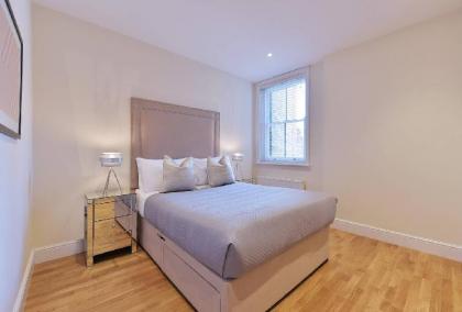 Modern Three Bedroom Apartment in Hammersmith -29 - image 13