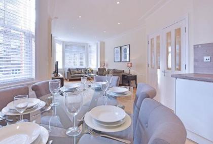 Modern Three Bedroom Apartment in Hammersmith -29 - image 17