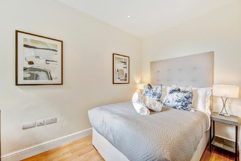 Immaculate 2 Bed Apt with Balcony in Hammersmith - main image