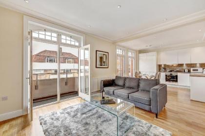 Immaculate 2 Bed Apt with Balcony in Hammersmith - image 16