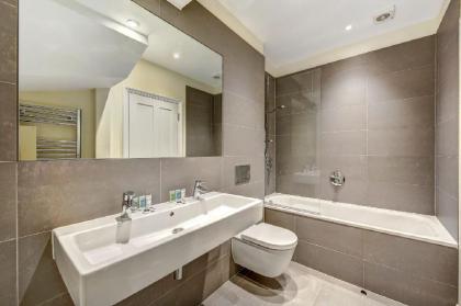 Immaculate 2 Bed Apt with Balcony in Hammersmith - image 7