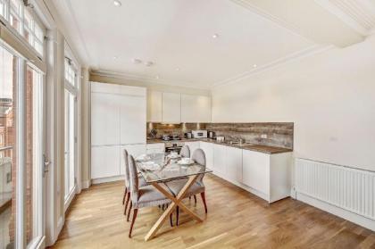Immaculate 2 Bed Apt with Balcony in Hammersmith - image 8