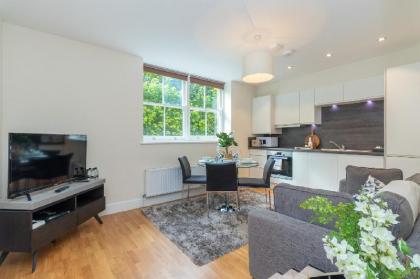 Two Bedroom Apartment in Hammersmith (201A) in London