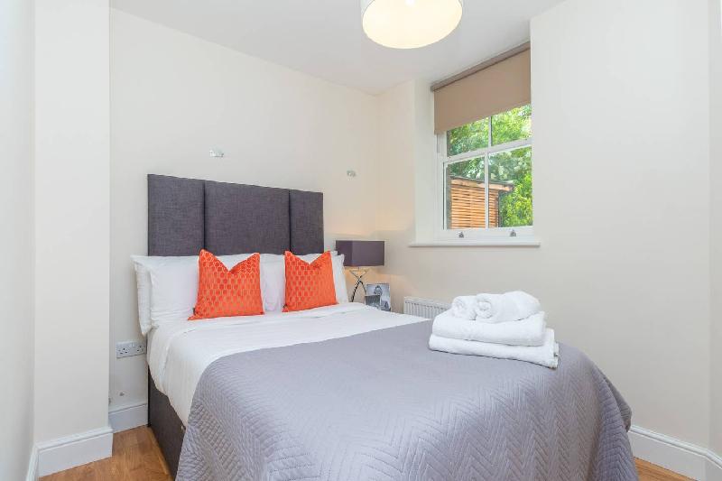 Two Bedroom Apartment in Hammersmith (201A) - image 5