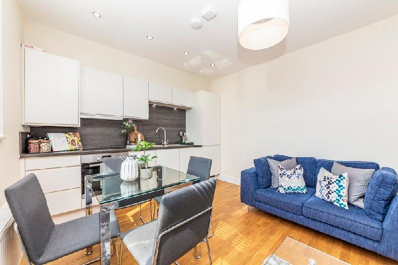 Modern Two Bedroom Apartment in Hammersmith - 207A - main image
