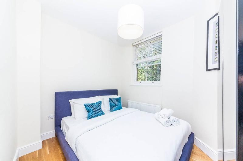 Modern Two Bedroom Apartment in Hammersmith - 207A - image 4