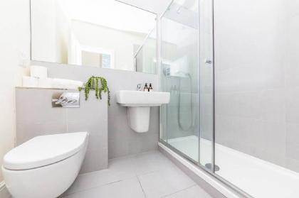 Modern Two Bedroom Apartment in Hammersmith - 207A - image 6