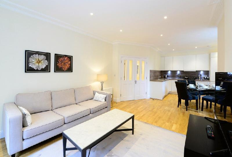 Modern 3 Bed Apartment in Hammersmith with Balcony - main image