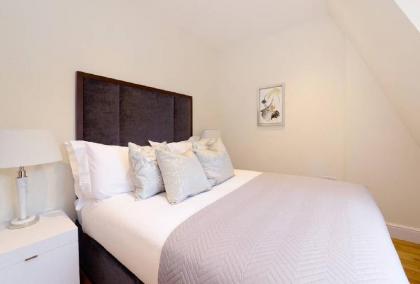 Modern 3 Bed Apartment in Hammersmith with Balcony - image 11