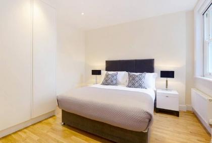 Modern 3 Bed Apartment in Hammersmith with Balcony - image 15
