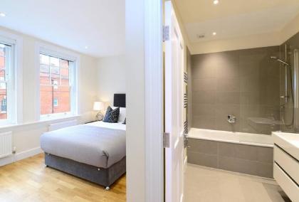 Modern 3 Bed Apartment in Hammersmith with Balcony - image 17
