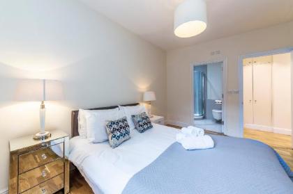 Modern Three Bedroom Apartment in Hammersmith - image 14