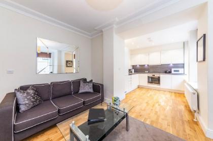 Modern Three Bedroom Apartment in Hammersmith - image 19