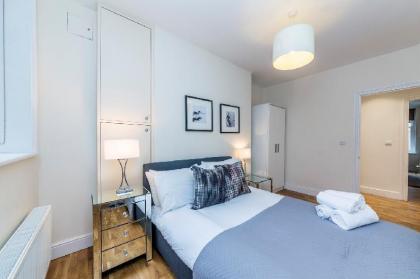 Modern Three Bedroom Apartment in Hammersmith - image 7