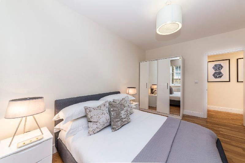 Modern Two Bedroom Apartment in Hammersmith  -205A - image 3