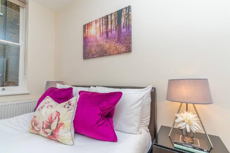 Modern Two Bedroom Apartment in Hammersmith - 203A - image 4