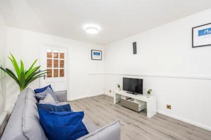 Victoria Park Executive 3 Bedroom Terrace House in London