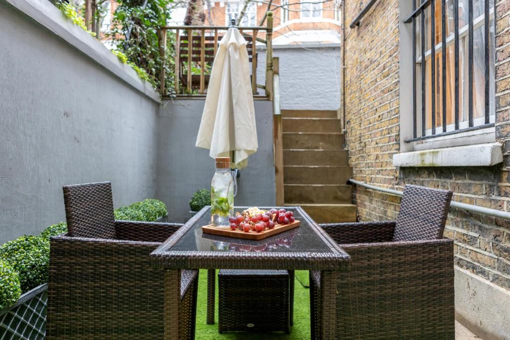 Elegant Kensington Apartment with patio - image 4