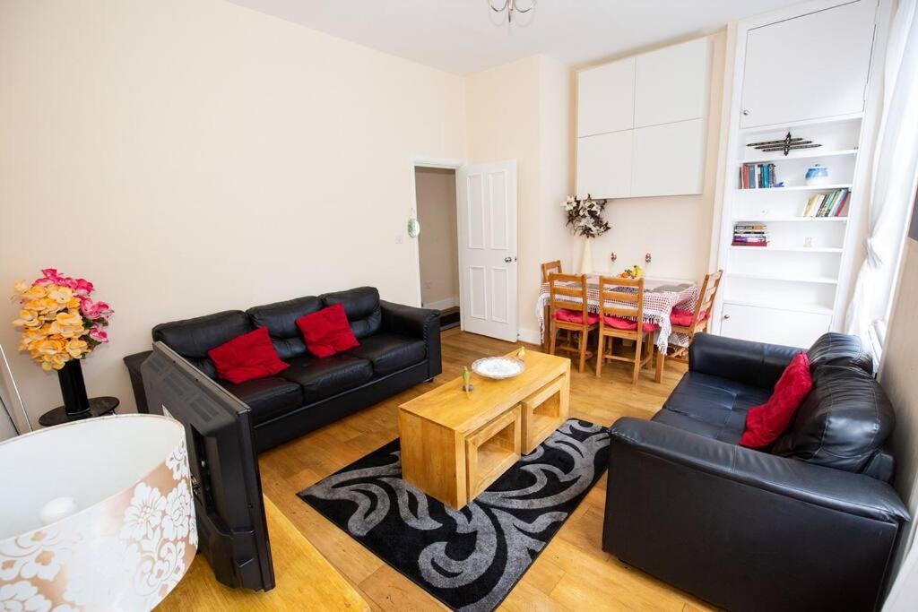 Beautiful 2 Bedroom Apartment in Holloway London - image 3