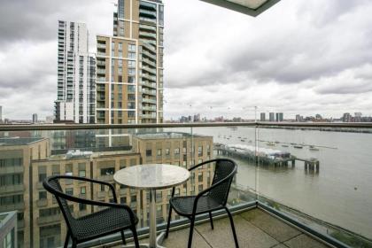 2-Bdr Apartment with Balcony by The Thames - image 15