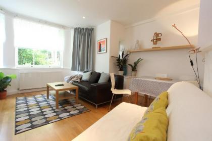 Spacious holiday apartment in Belsize Park - image 6