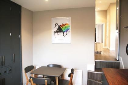Cosy 2BR home in Notting Hill (5 guests!) - image 10