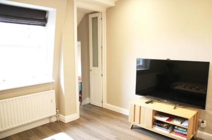 Cosy 2BR home in Notting Hill (5 guests!) - image 12