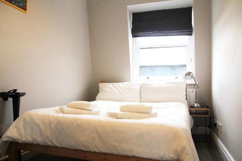 Cosy 2BR home in Notting Hill (5 guests!) - image 3